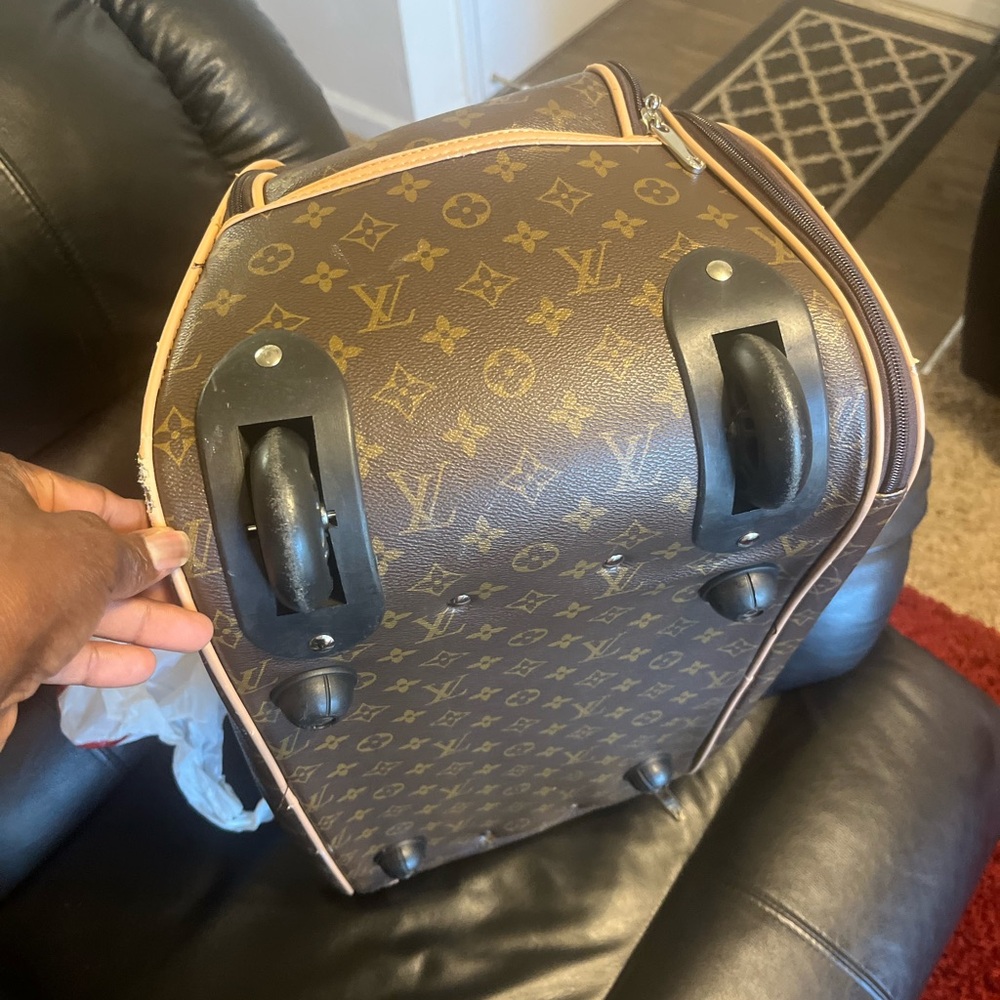 I’m selling my authentic Louis Vuitton travel bag